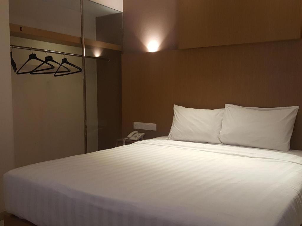 Kharisma Hotel Madiun Eksteriør billede
